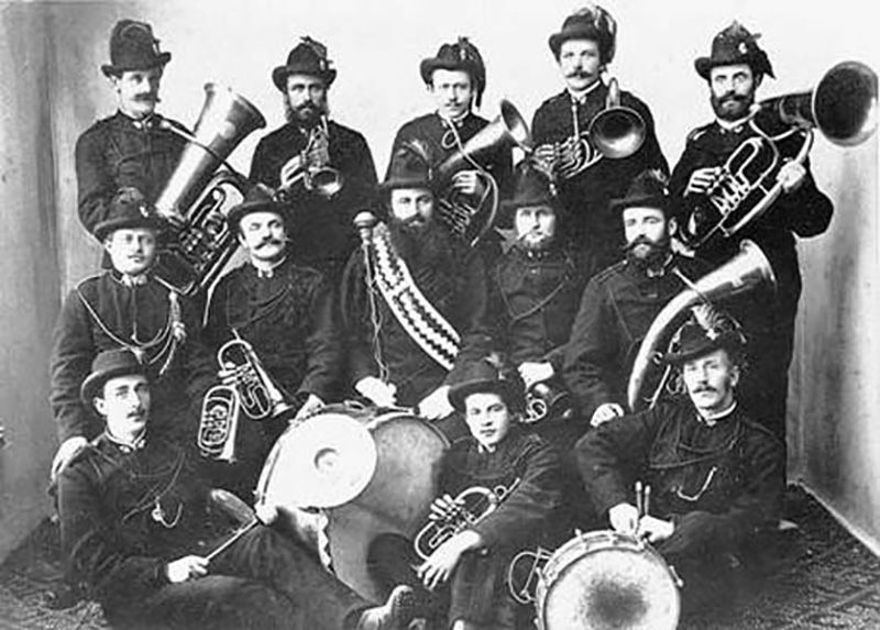 Die erste „Musikuniform“ Die erste „Musikuniform“